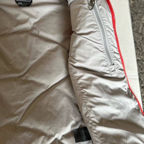 The North Face 550 down women’s full zip vest size small - Picture 3 of 6